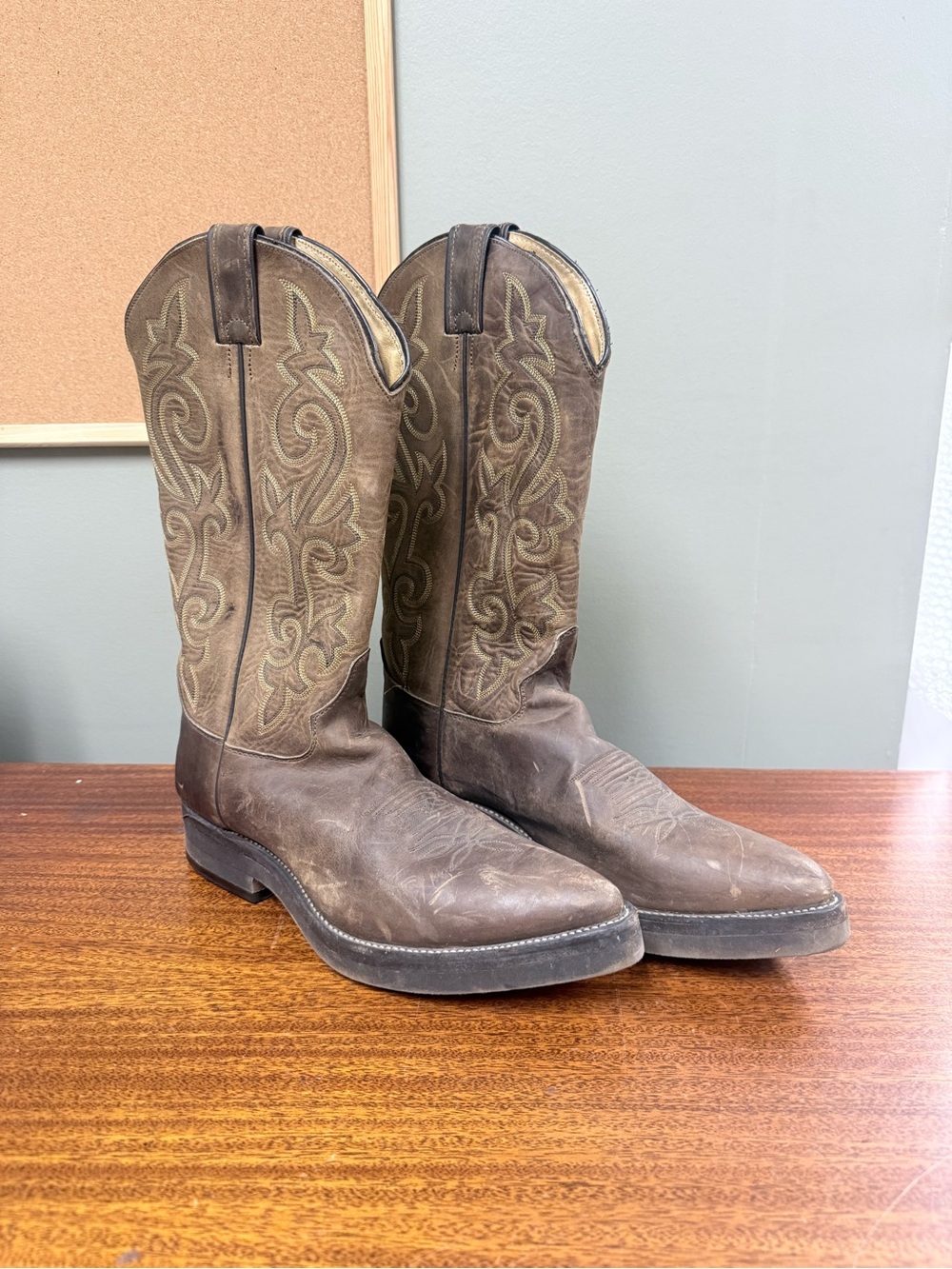 Vibram Brown Leather Western Cowboy Boots with Embroidered Shaft